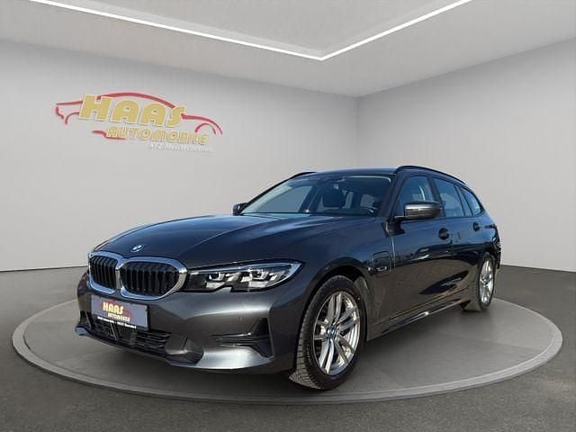 Mineralgrau metallic Gebraucht 2022 BMW 320e Advantage Kombi | 28.900 € (Guter Preis) - Bild 1/4