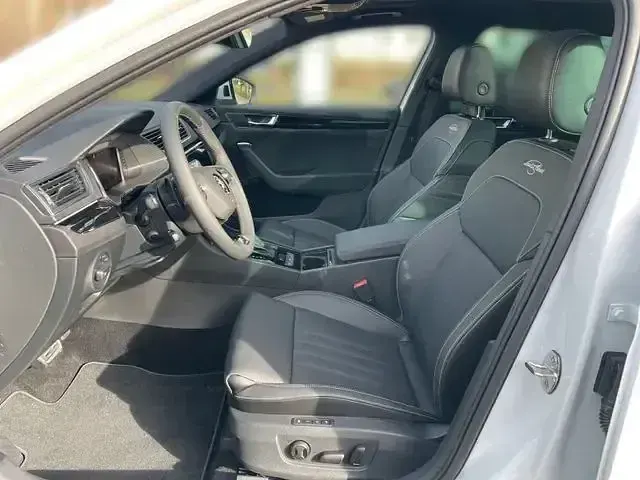 Gebraucht Skoda Superb LAURIN & KLEMENT 280 PS (205 kW) 2023 Moonweiß Kombi
