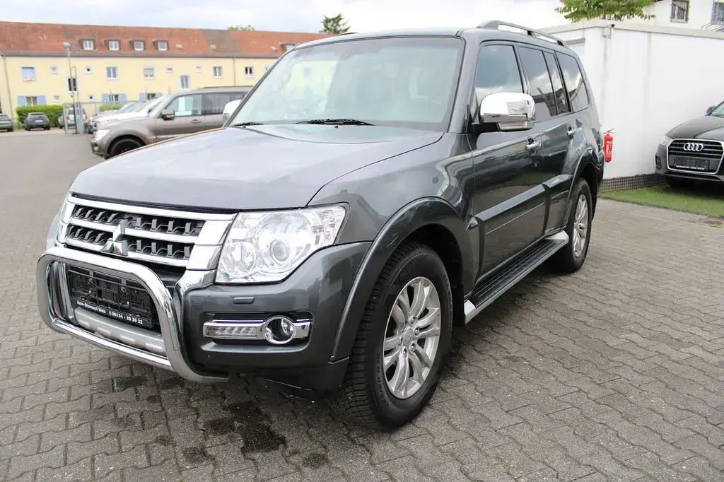Gebraucht Mitsubishi Pajero Instyle 190 PS (139 kW) 2016 Grau (metallic) SUV