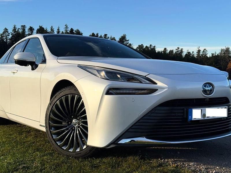 Weiß Gebraucht 2021 Toyota Mirai Advance Limousine | 23.900 € (Fairer Preis) - Bild 1/4