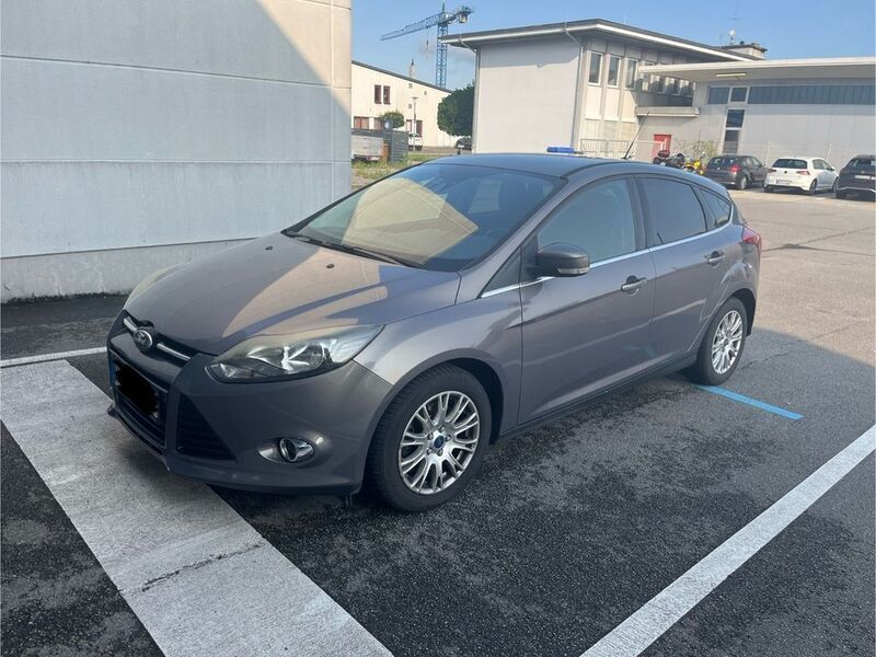 Grau Gebraucht 2012 Ford Focus Titanium Limousine | 6.490 € (Fairer Preis) - Bild 1/4