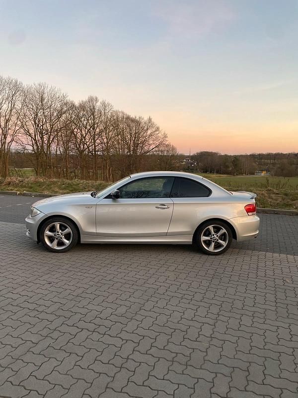 Silber Gebraucht 2010 BMW 118 Coupé Coupé | 5.900 € (Fairer Preis) - Bild 1/4