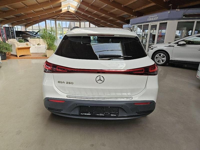 Gebraucht Mercedes EQA250 Advanced Plus 139 kW (190 PS) 2021 Polarweiß SUV