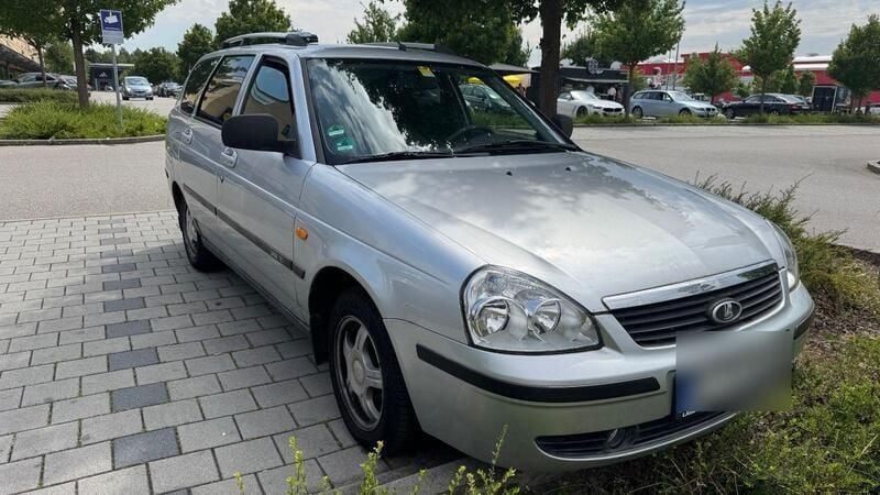 Silber Gebraucht 2011 Lada Priora Kombi | 3.490 € - Bild 1/4