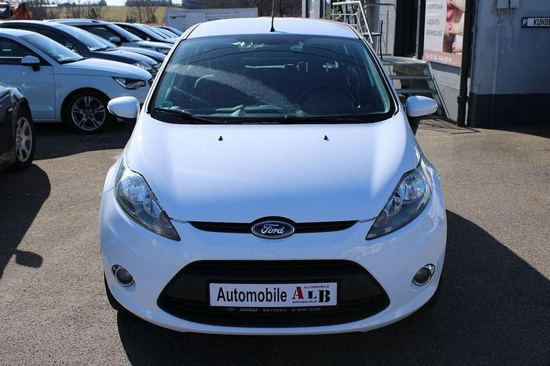 Gebraucht Ford Fiesta Trend 82 PS (60 kW) 2012 Weiß Kleinwagen