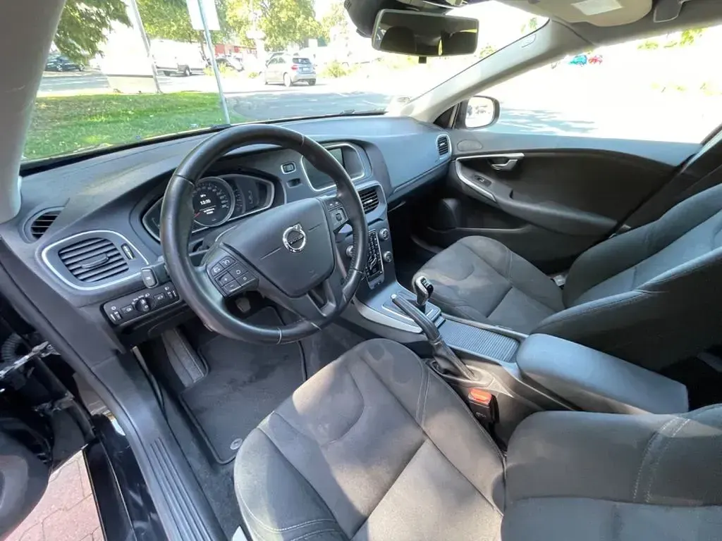 Gebraucht Volvo V40 Momentum 122 PS (89 kW) 2017 Schwarz Limousine