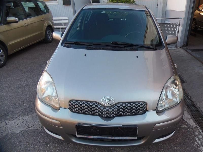 Grau Gebraucht 2004 Toyota Yaris Sol Limousine | 1.499 € (Fairer Preis) - Bild 1/4