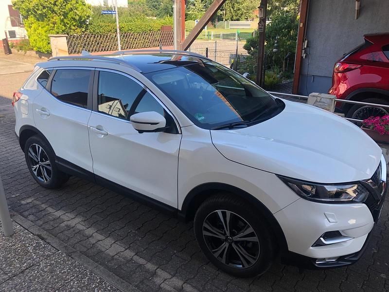 Weiß Gebraucht 2018 Nissan Qashqai N-Connecta SUV | 14.900 € (Fairer Preis) - Bild 1/4