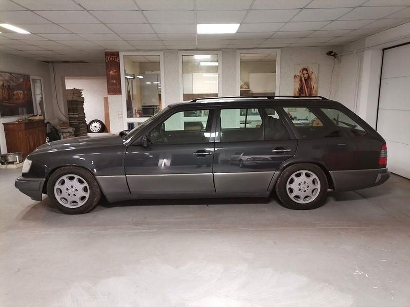 Gebraucht Mercedes 220 150 PS (110 kW) 1994 Schwarz Kombi