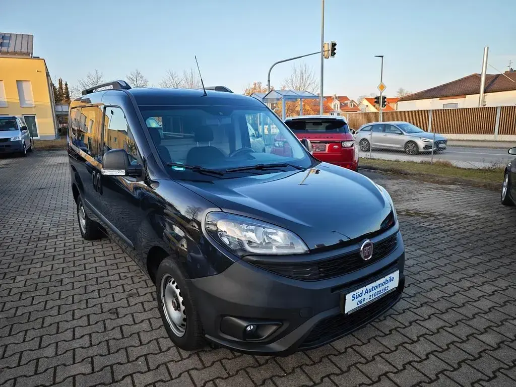 Gebraucht Fiat Doblò Trekking 95 PS (69 kW) 2020 Schwarz Van / Kleinbus