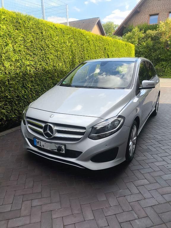 Silber Gebraucht 2015 Mercedes B180 Van / Kleinbus | 11.500 € (Superpreis) - Bild 1/4
