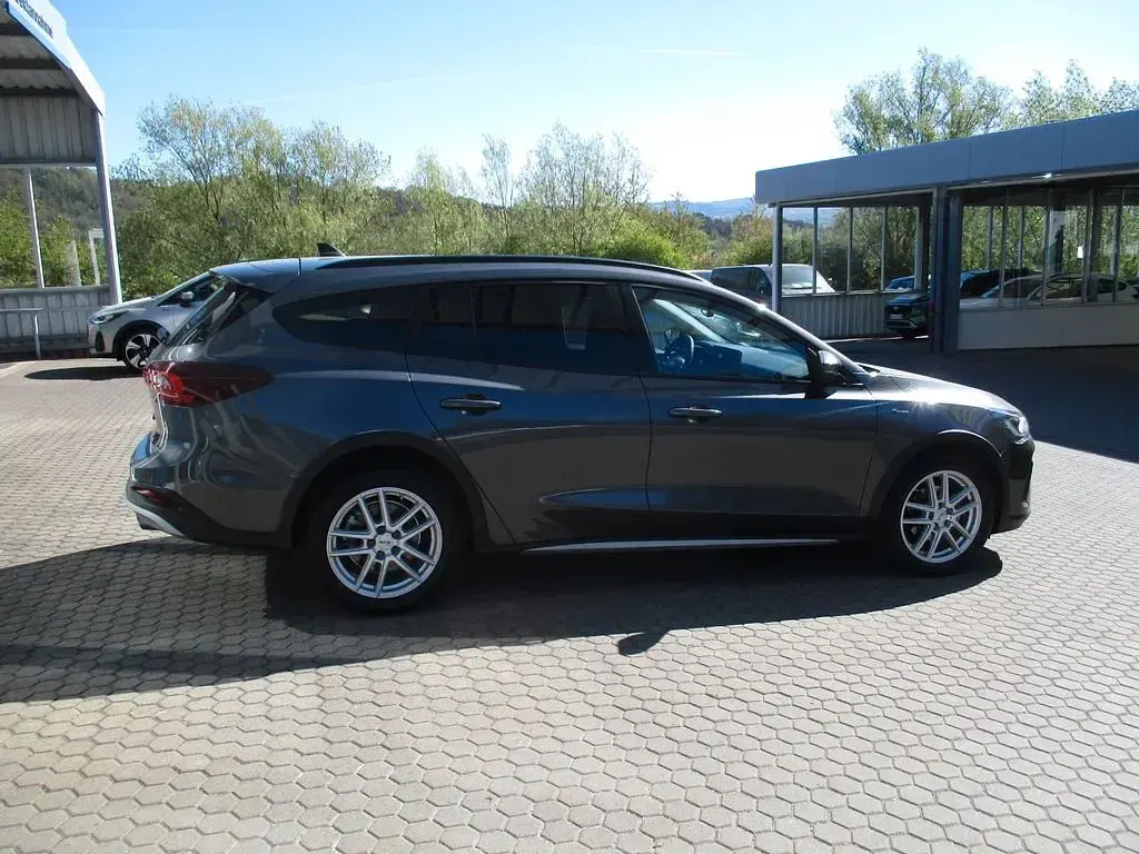Używany Ford Focus Active 125 KM (91 kW) 2023 Szary Sedan/Limuzyna