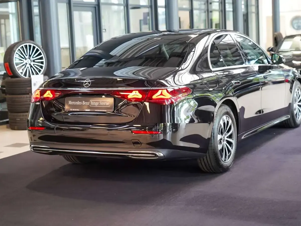 Second-hand Mercedes E220 Avantgarde 197 CP (144 kW) 2025 Negru Berlinǎ