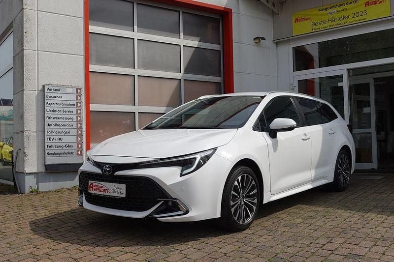 Weiß Gebraucht 2024 Toyota Corolla Team Limousine | 28.500 € (Fairer Preis) - Bild 1/4