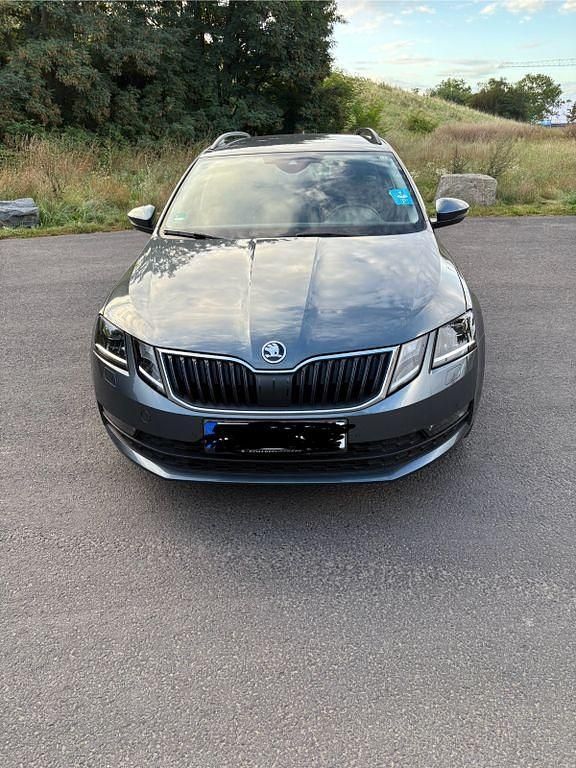 Grau Gebraucht 2020 Skoda Octavia Soleil Kombi | 20.000 € (Guter Preis) - Bild 1/4