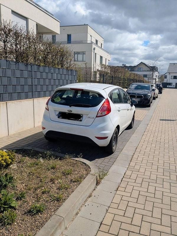 Gebraucht Ford Fiesta Trend 80 PS (58 kW) 2016 Weiß Kleinwagen