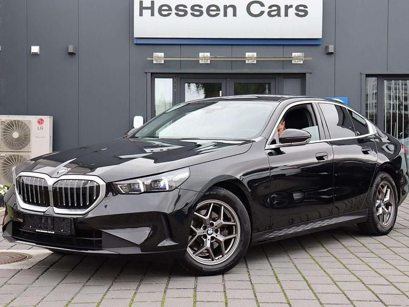 Black sapphire metallic (475) Gebraucht 2024 BMW 520 Sport Line Limousine | 44.750 € (Superpreis) - Bild 1/4