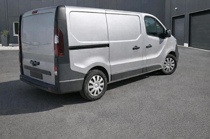 Gebraucht Opel Vivaro 145 PS (106 kW) 2018 Silber Van / Kleinbus