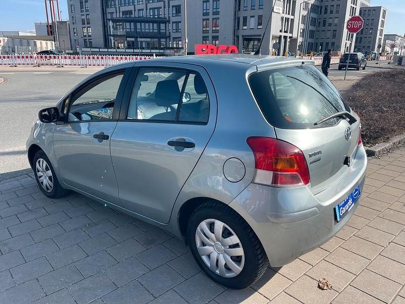 Gebraucht Toyota Yaris Basis 69 PS (50 kW) 2009 Grau Kleinwagen