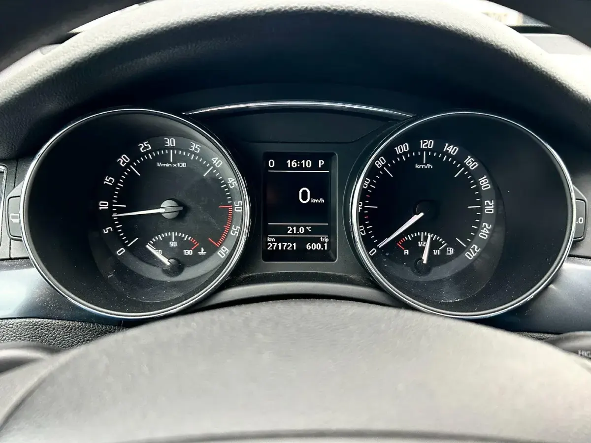 Używany Skoda Superb 140 KM (102 kW) 2012 Czarny Kombi