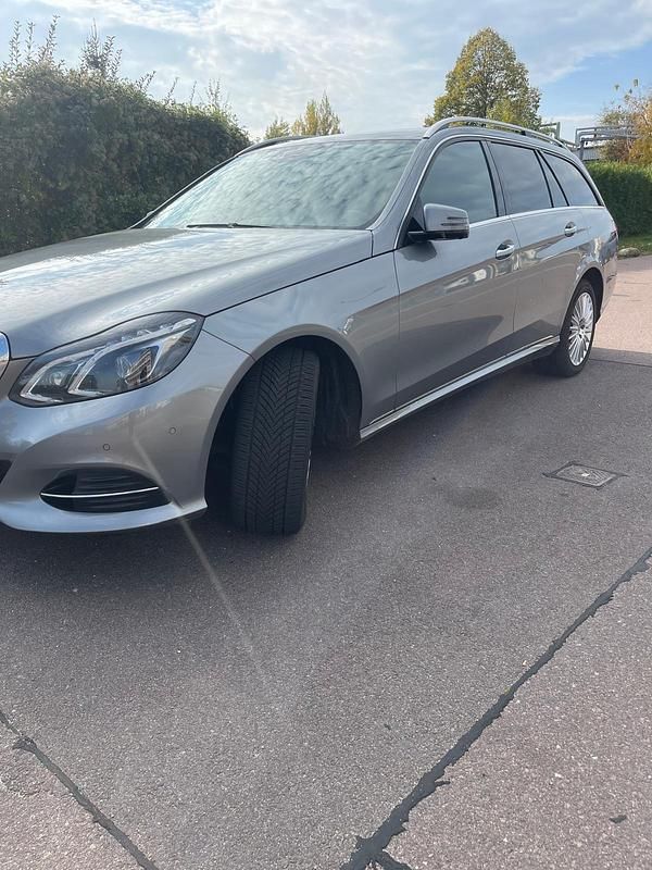 Grau Gebraucht 2013 Mercedes E300 Kombi | 12.999 € (Fairer Preis) - Bild 1/4