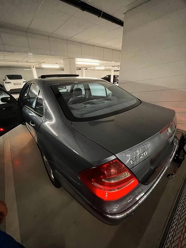 Second-hand Mercedes E320 224 CP (164 kW) 2003 Albastru Berlinǎ