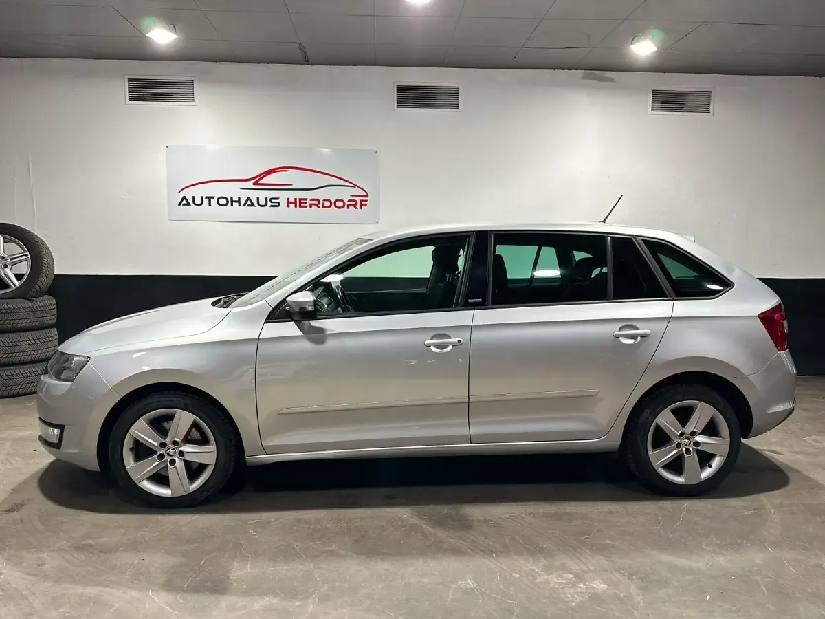 Gebraucht Skoda Rapid Joy 125 PS (91 kW) 2016 Silber Kleinwagen