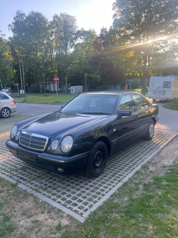 Schwarz Gebraucht 1998 Mercedes E240 Avantgarde Limousine | 5.500 € (Fairer Preis) - Bild 1/4