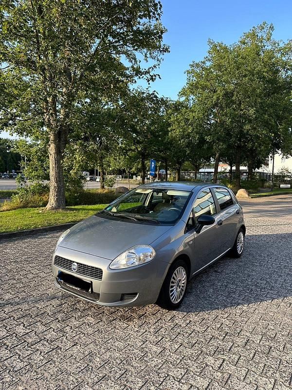 Grau Gebraucht 2025 Fiat Grande Punto Kleinwagen | 2.600 € (Superpreis) - Bild 1/4