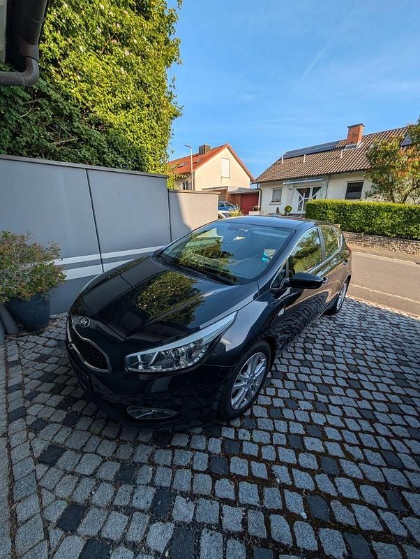 Schwarz Gebraucht 2014 Kia Ceed DREAM-TEAM Edition Limousine | 5.700 € - Bild 1/4