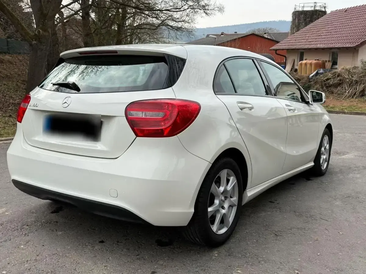 Gebraucht Mercedes A180 122 PS (89 kW) 2014 Weiß Kleinwagen
