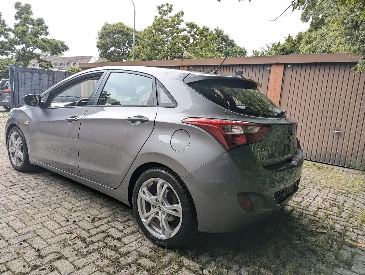 Gebraucht Hyundai i30 100 PS (73 kW) 2013 Grau Limousine