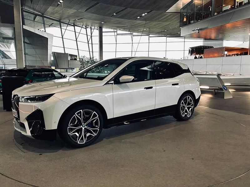 Weiß Gebraucht 2023 BMW iX Sport Line SUV | 39.390 € (Superpreis) - Bild 1/4