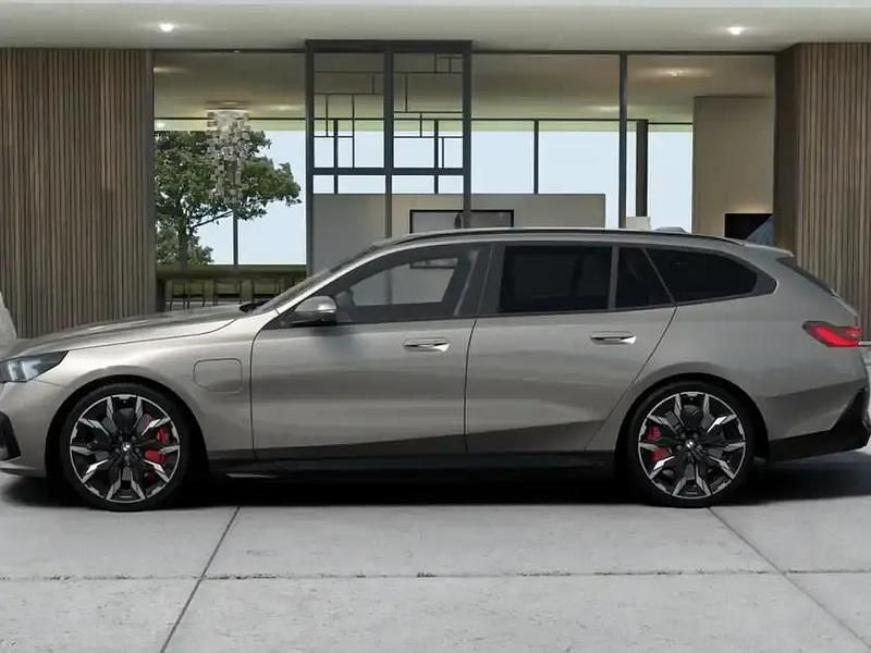 Neu BMW 550e M Sport 489 PS (359 kW) 2026 Oxidgrau (grau) Kombi