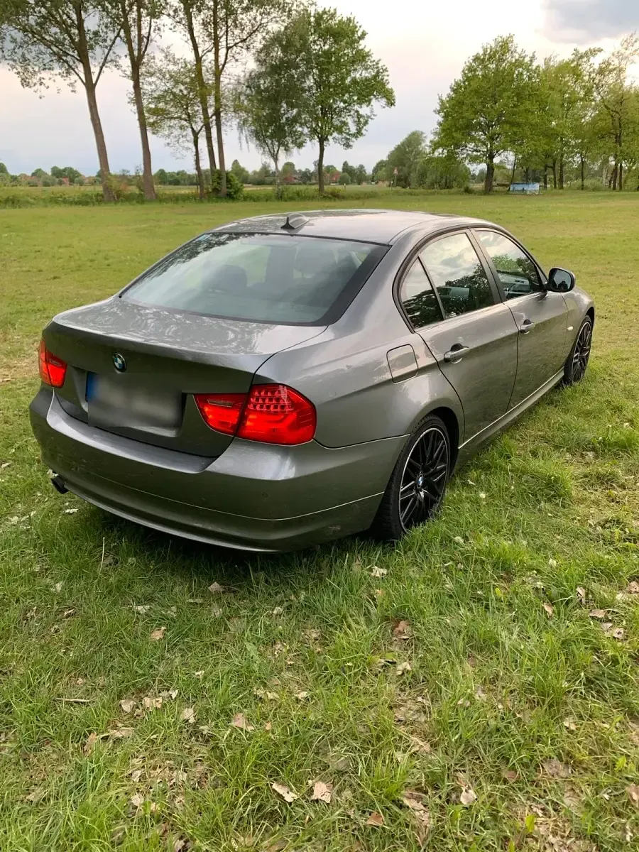 Gebraucht BMW 320 170 PS (125 kW) 2009 Grau Limousine
