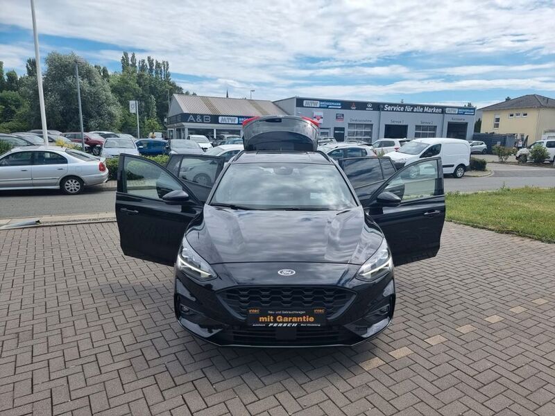 Schwarz Gebraucht 2022 Ford Focus ST-Line Limousine | 15.950 € (Superpreis) - Bild 1/4