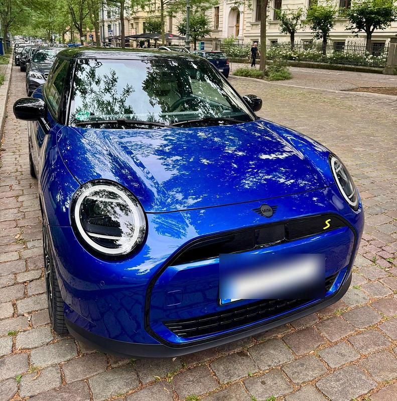 Blau Gebraucht 2024 Mini Cooper SE Favoured Kleinwagen | 31.999 € (Etwas zu teuer) - Bild 1/4