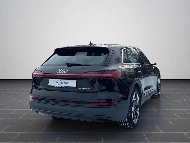 Gebraucht Audi e-tron Basis 300 kW (408 PS) 2022 Schwarz SUV