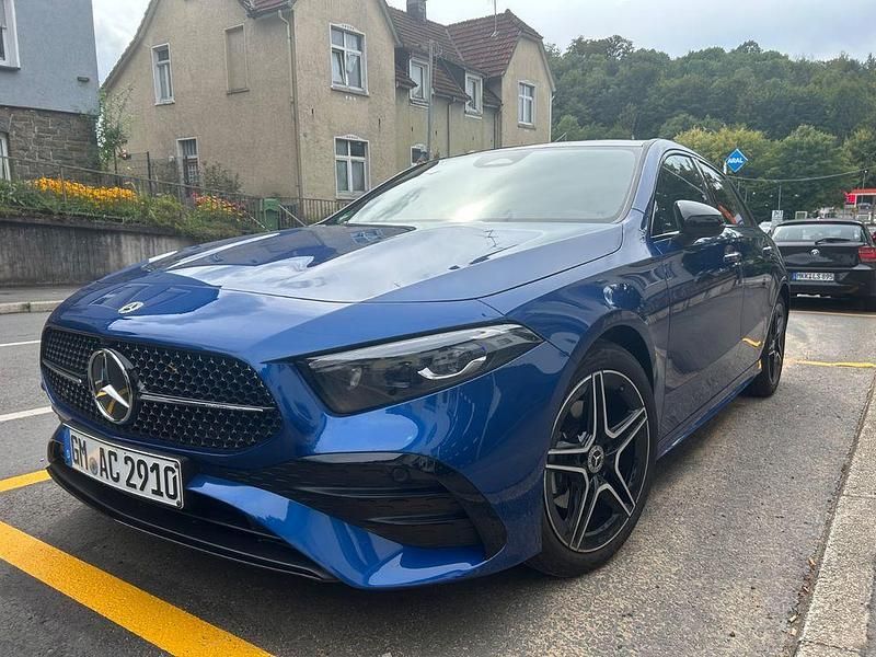 Blau Gebraucht 2025 Mercedes A200 Advanced Plus Limousine | 36.500 € (Teuer) - Bild 1/4