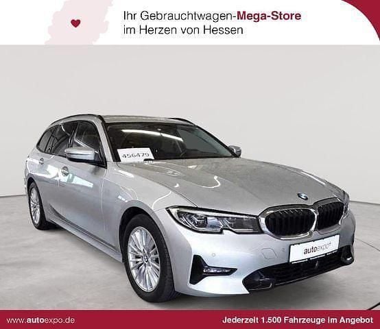 Glaciersilber metallic Gebraucht 2021 BMW 320 Sport Line Kombi | 23.490 € (Superpreis) - Bild 1/4