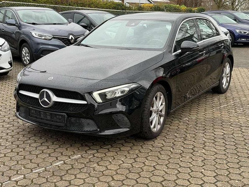 Gebraucht Mercedes A180 136 PS (100 kW) 2019 Nachtschwarz  unilack Kleinwagen