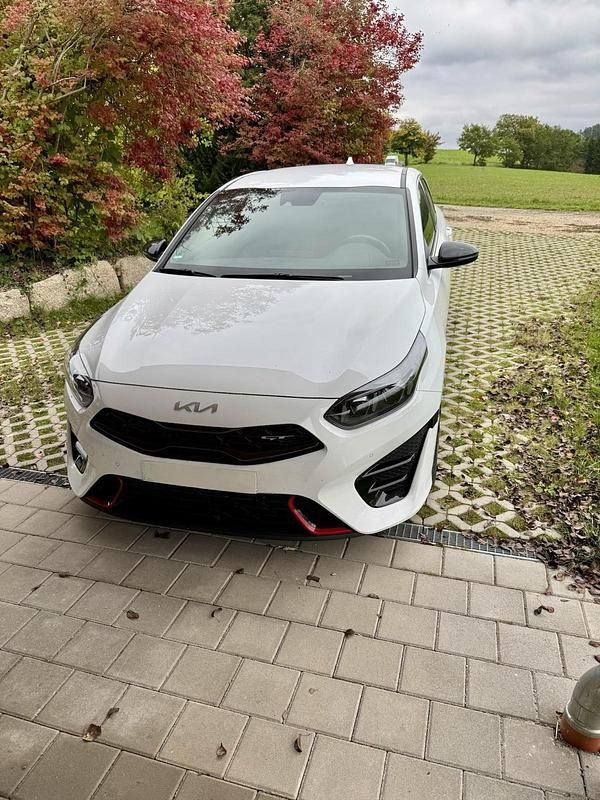 Weiß Gebraucht 2022 Kia ProCeed GT Kleinwagen | 26.500 € (Fairer Preis) - Bild 1/4
