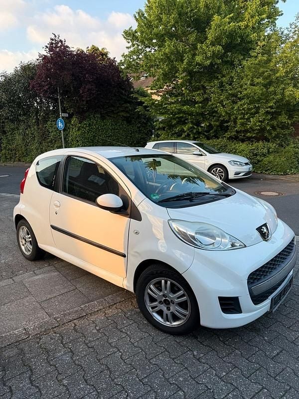Weiß Gebraucht 2012 Peugeot 107 Kleinwagen | 1.500 € (Guter Preis) - Bild 1/4
