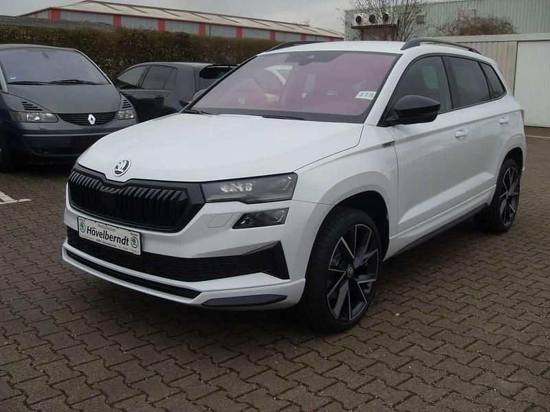 Moonweiss metallic Gebraucht 2024 Skoda Karoq SportLine SUV | 37.750 € (Teuer) - Bild 1/4