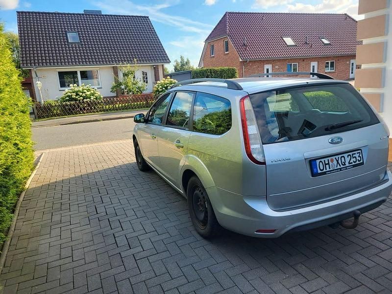 Grau Gebraucht 2010 Ford Focus Style Limousine | 3.500 € (Fairer Preis) - Bild 1/4