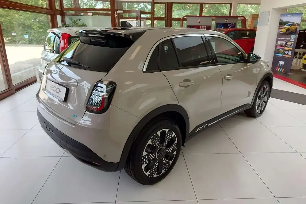 Neu Fiat 600E La Prima 114 kW (156 PS) 2025 Beige SUV