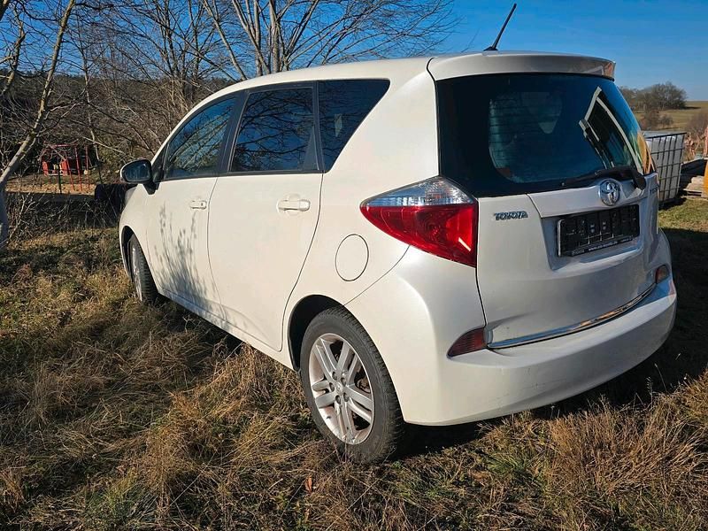 Gebraucht Toyota Verso-S 100 PS (73 kW) 2012 Weiß Van / Kleinbus