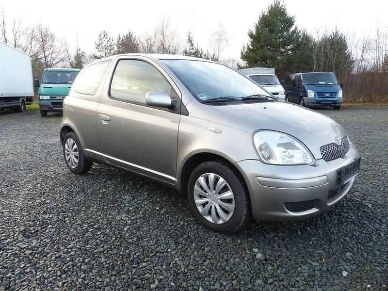 Grau Gebraucht 2003 Toyota Yaris Sol Kleinwagen | 2.900 € (Fairer Preis) - Bild 1/4