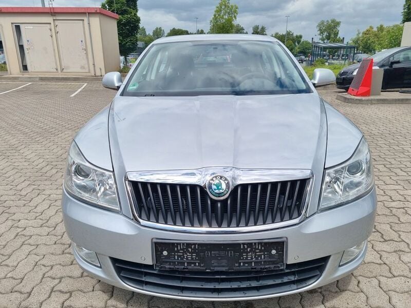 Gebraucht Skoda Octavia Ambition 105 PS (77 kW) 2012 Silber Limousine