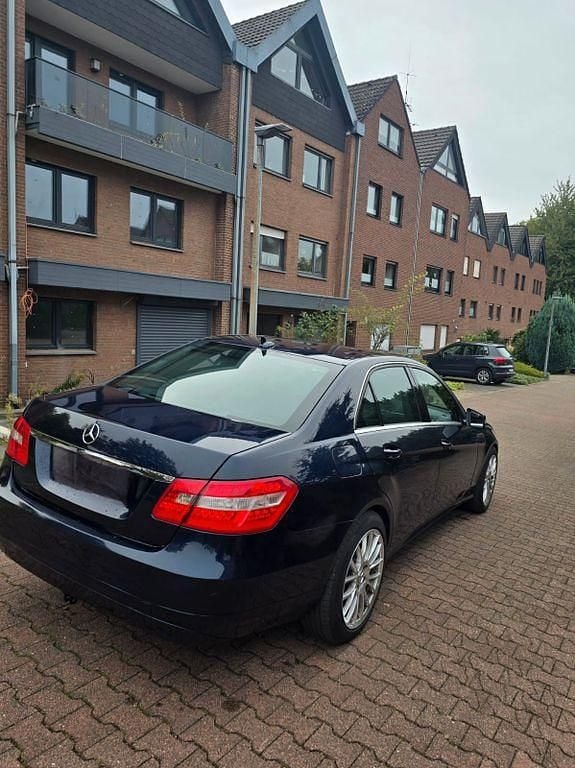Blau Gebraucht 2012 Mercedes E200 Limousine | 3.000 € (Superpreis) - Bild 1/4